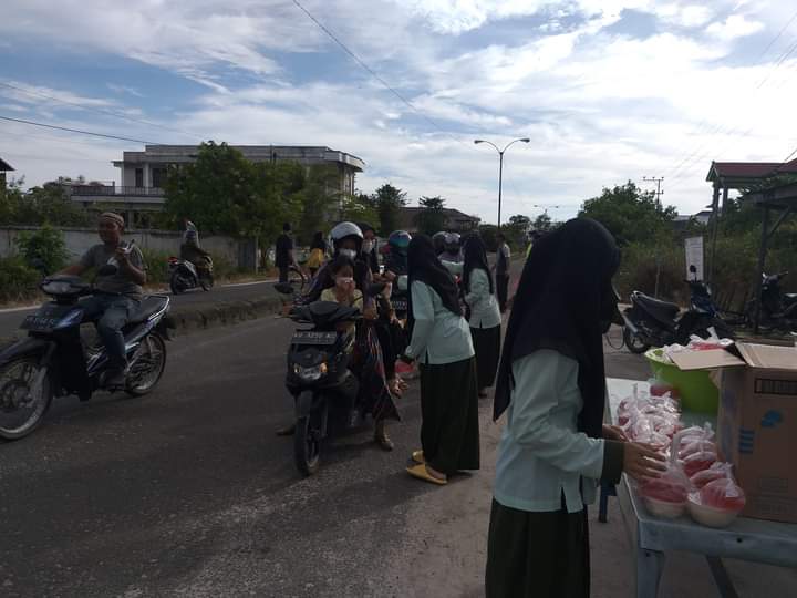 Kegiatan berbagi oleh OSIS Smansada beserta Bapak/ Ibu guru